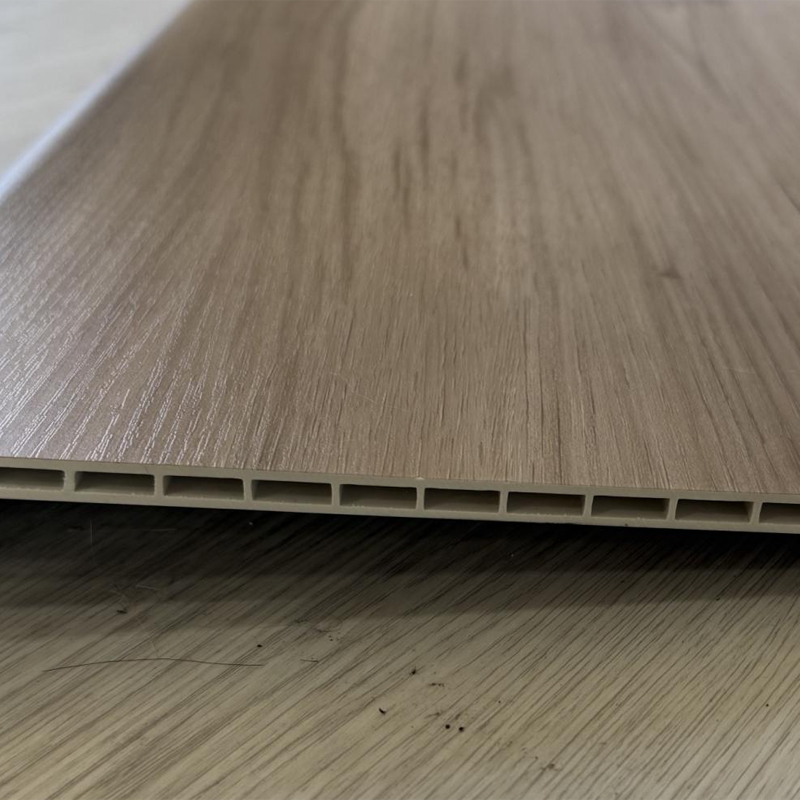 Bande de roulement d'escalier enveloppante SPC imperméable avec nez arrondi intégré Bande de roulement d'escalier enveloppante SPC imperméable avec nez arrondi intégré